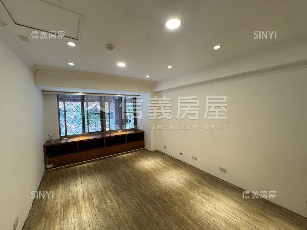 Ａ８學區挑高店面附車位房屋室內格局與周邊環境