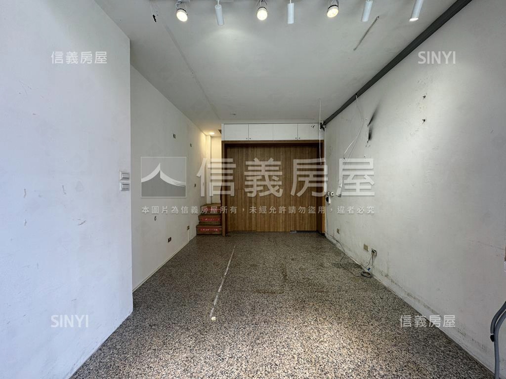 Ａ８學區挑高店面附車位房屋室內格局與周邊環境