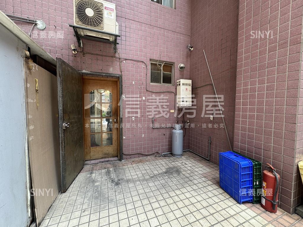 Ａ８學區挑高店面附車位房屋室內格局與周邊環境
