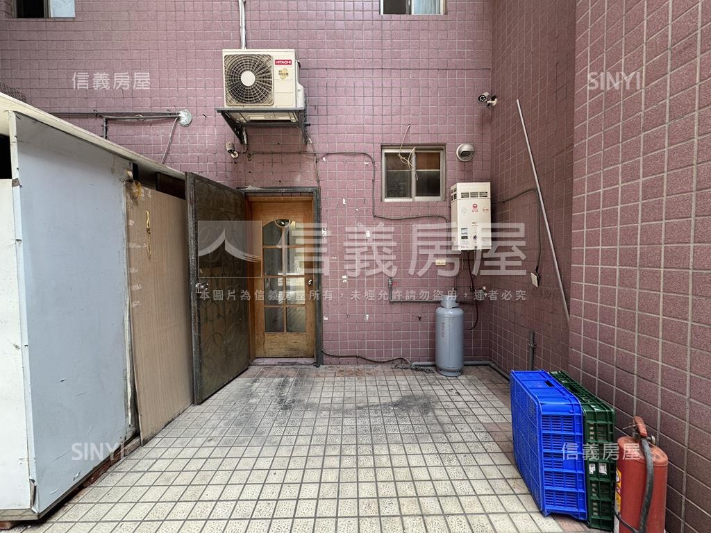 Ａ８學區挑高店面附車位房屋室內格局與周邊環境