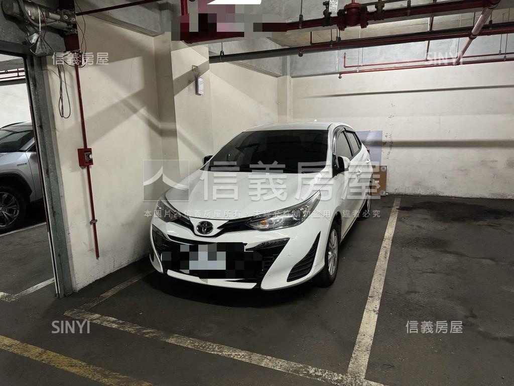 Ａ８學區挑高店面附車位房屋室內格局與周邊環境
