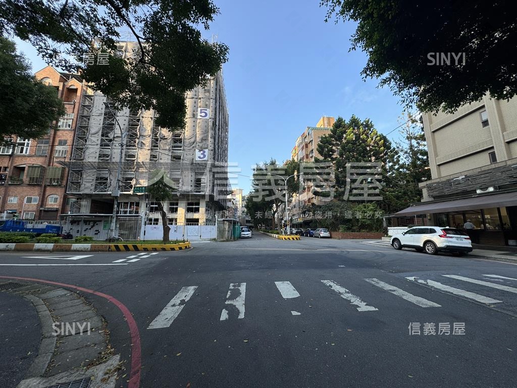 Ａ８學區挑高店面附車位房屋室內格局與周邊環境