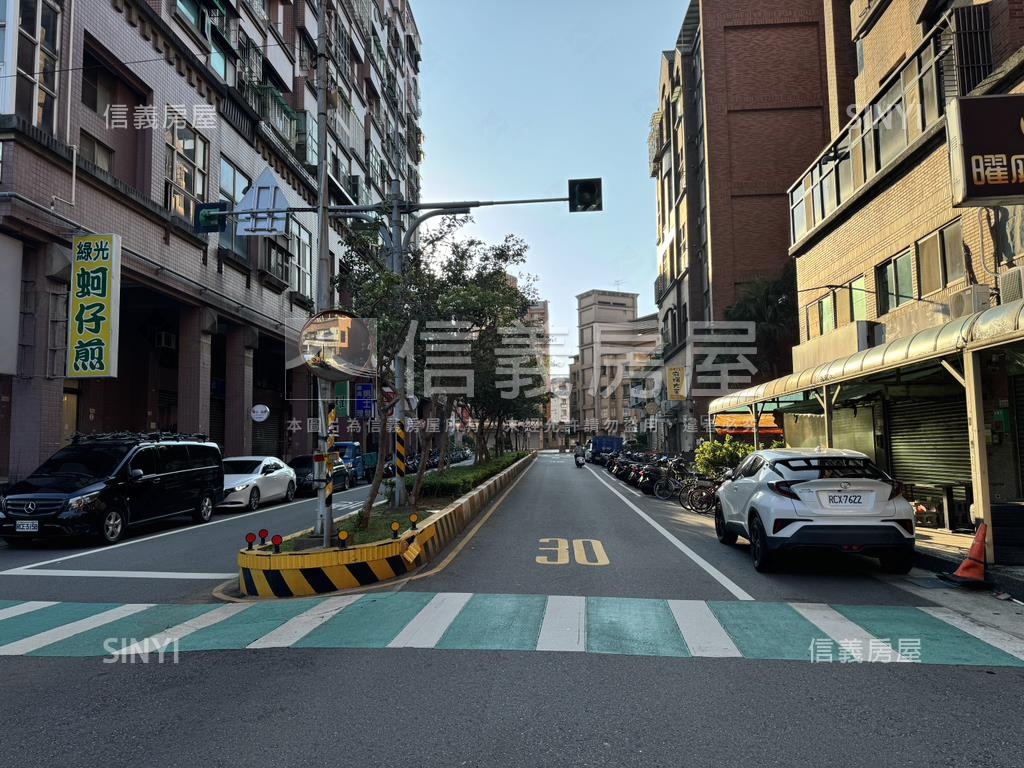 Ａ８學區挑高店面附車位房屋室內格局與周邊環境