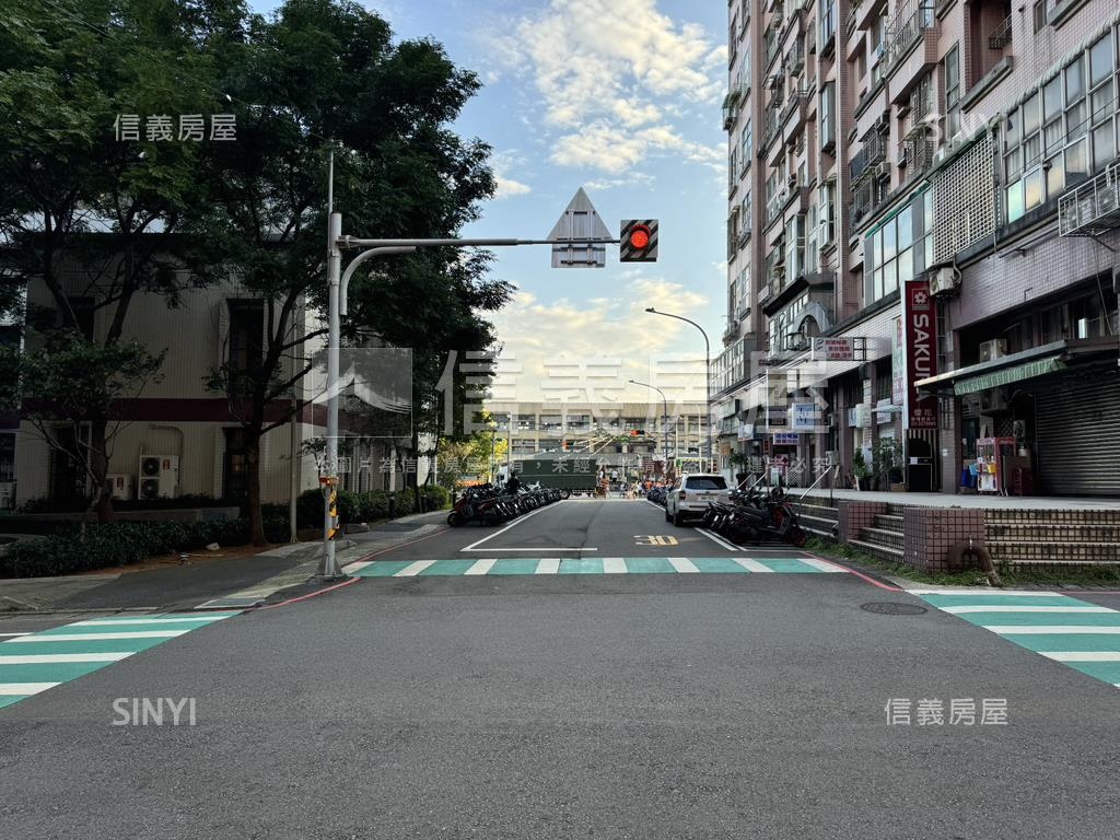 Ａ８學區挑高店面附車位房屋室內格局與周邊環境