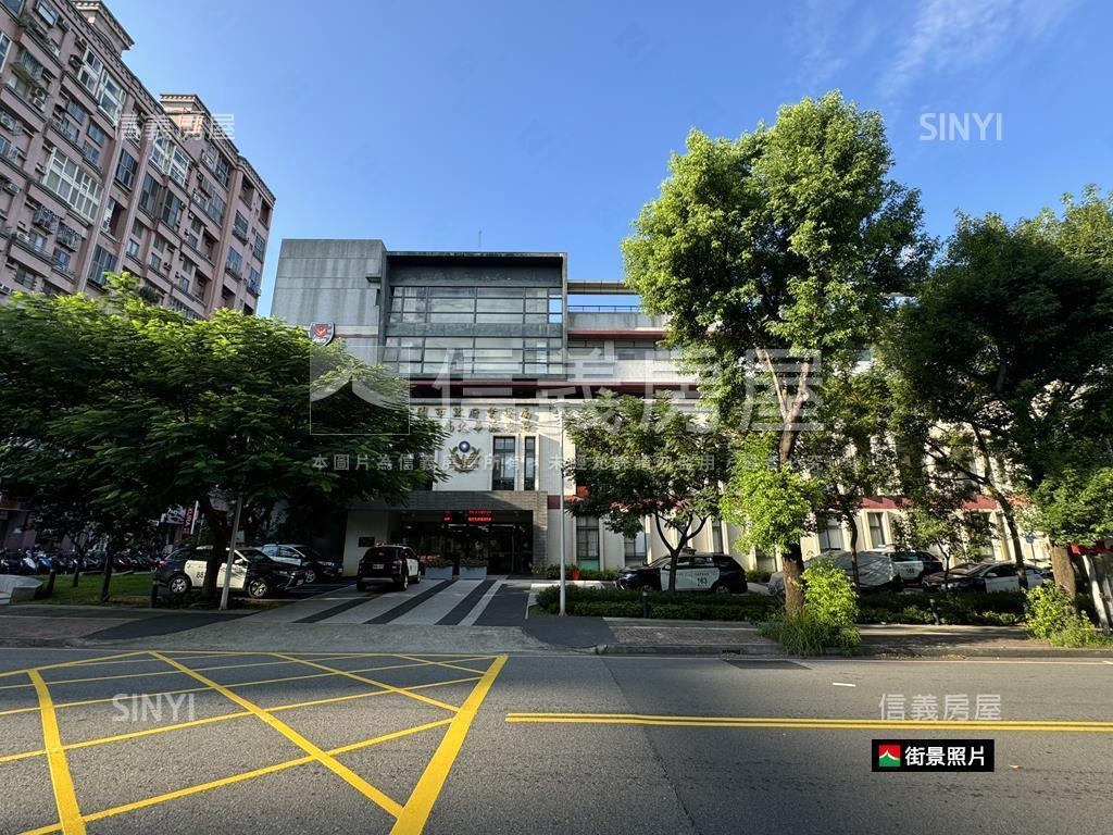 Ａ８學區挑高店面附車位房屋室內格局與周邊環境