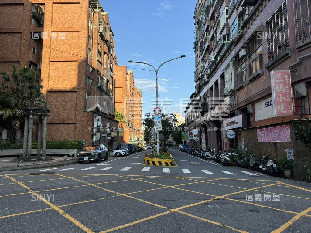 Ａ８學區挑高店面附車位房屋室內格局與周邊環境