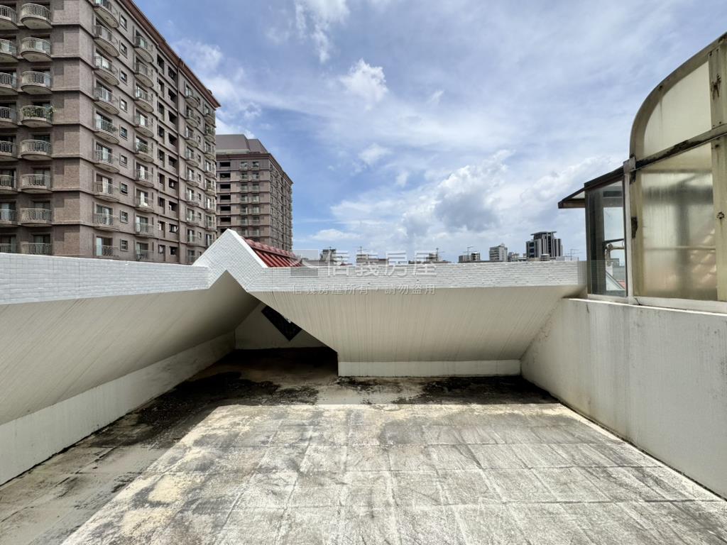 中科國泰邊間採光前院美墅房屋室內格局與周邊環境