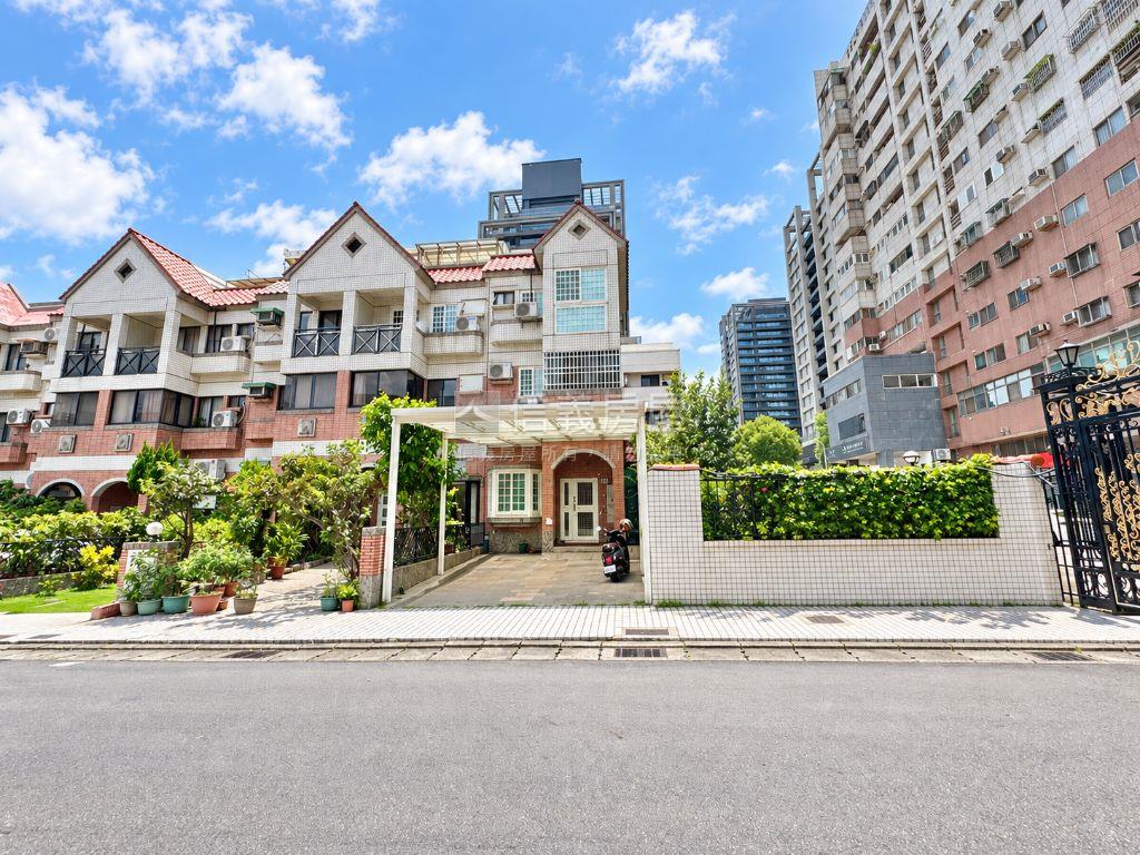 中科國泰邊間採光前院美墅房屋室內格局與周邊環境