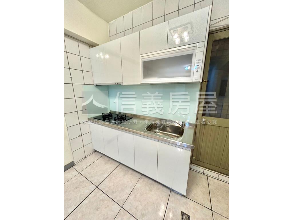 西屯青海家樂福便利兩房房屋室內格局與周邊環境