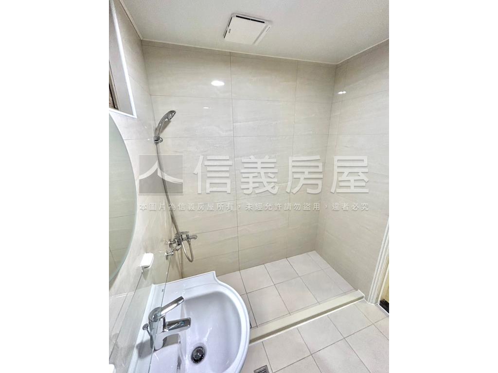 西屯青海家樂福便利兩房房屋室內格局與周邊環境