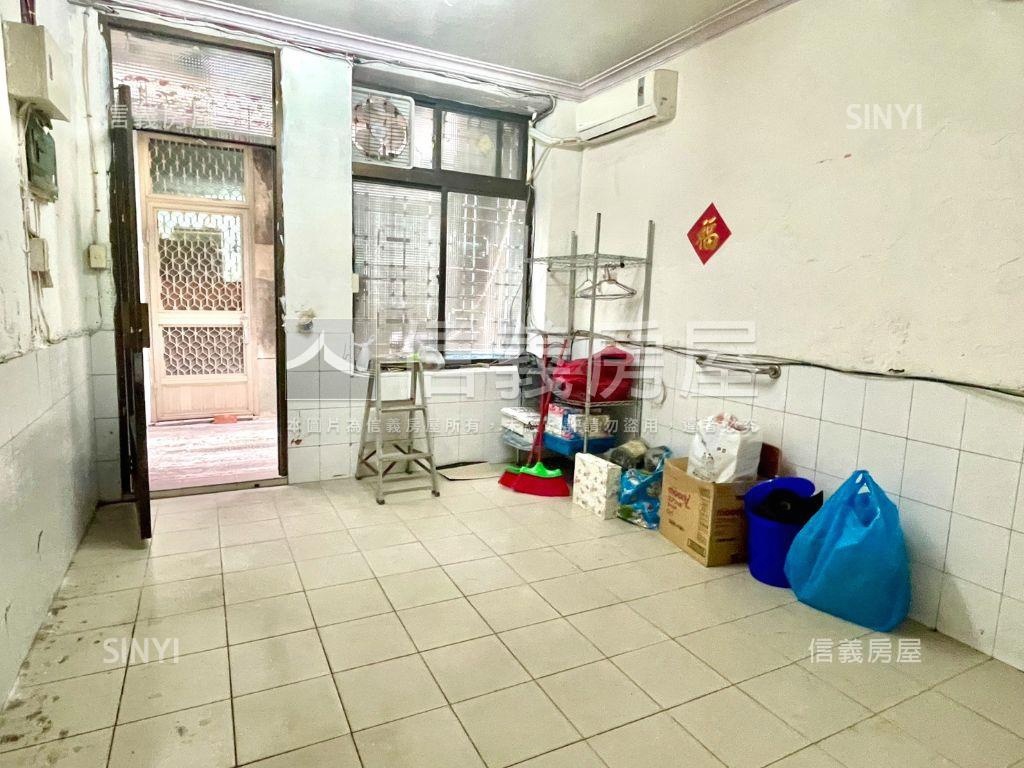 近中央公園低總價復古巷透房屋室內格局與周邊環境