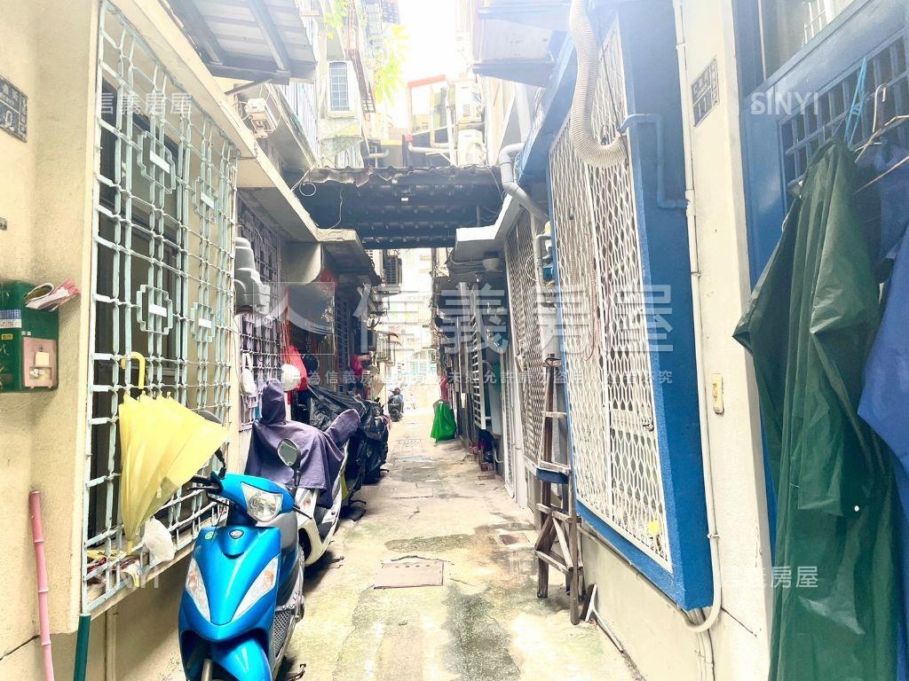 近中央公園低總價復古巷透房屋室內格局與周邊環境