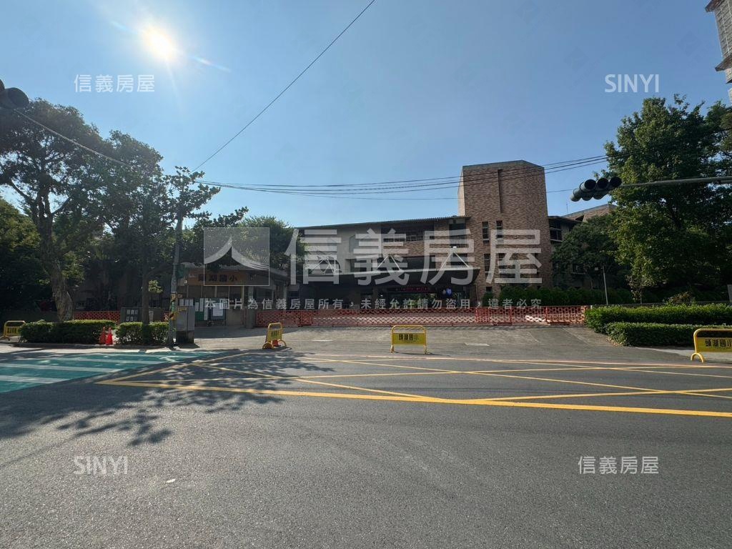 未來之光商圈臨路金店面房屋室內格局與周邊環境