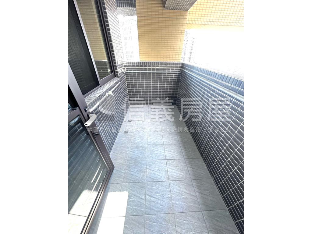英倫公園朝南景觀三房車位房屋室內格局與周邊環境