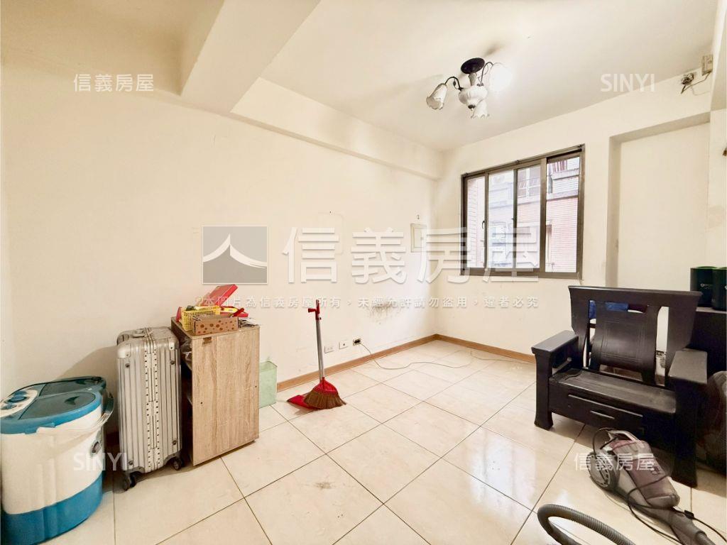 稀有車庫美別墅烏日易墅家房屋室內格局與周邊環境