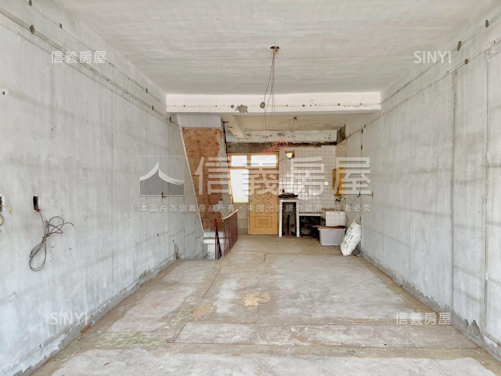 近台積電後勁正路透天店面房屋室內格局與周邊環境