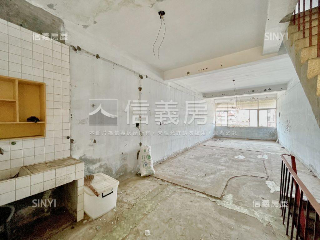 近台積電後勁正路透天店面房屋室內格局與周邊環境