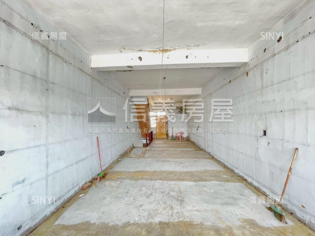 近台積電後勁正路透天店面房屋室內格局與周邊環境