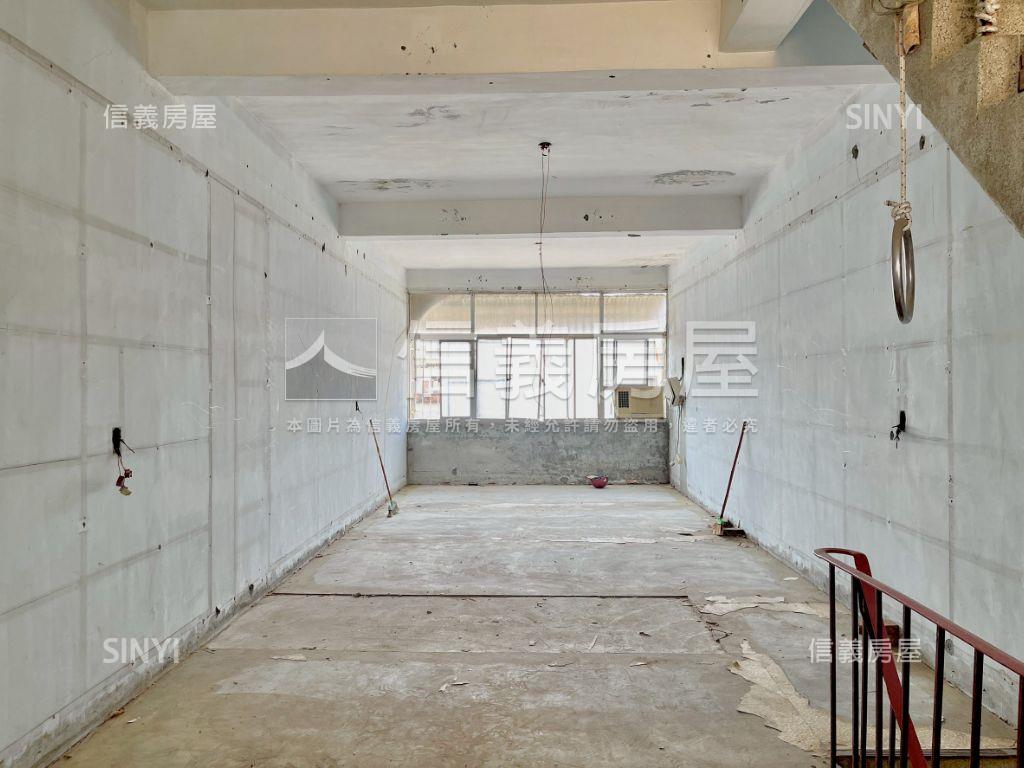 近台積電後勁正路透天店面房屋室內格局與周邊環境