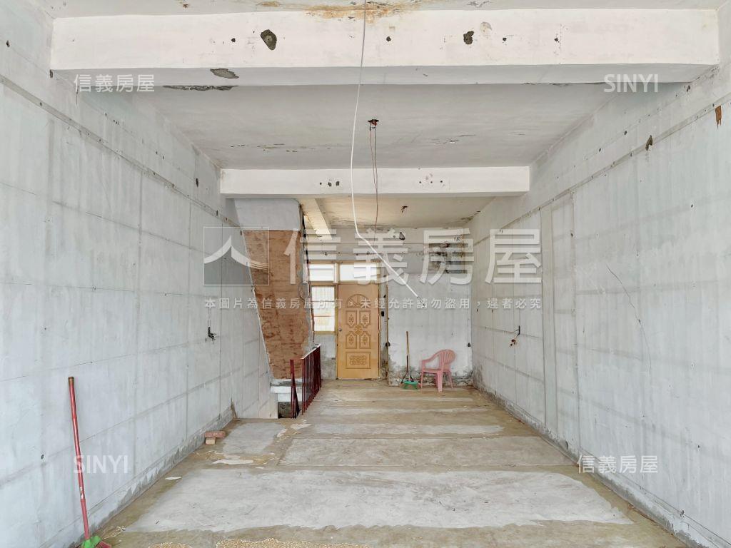 近台積電後勁正路透天店面房屋室內格局與周邊環境