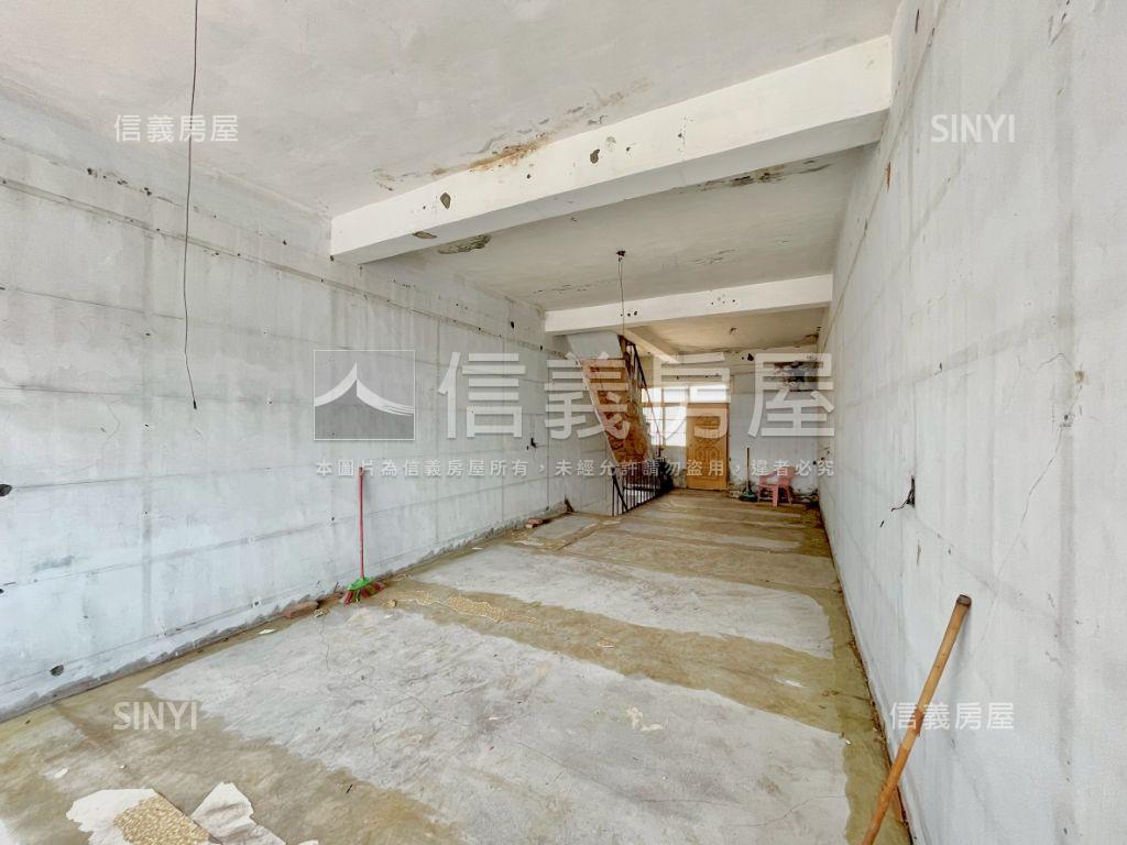 近台積電後勁正路透天店面房屋室內格局與周邊環境