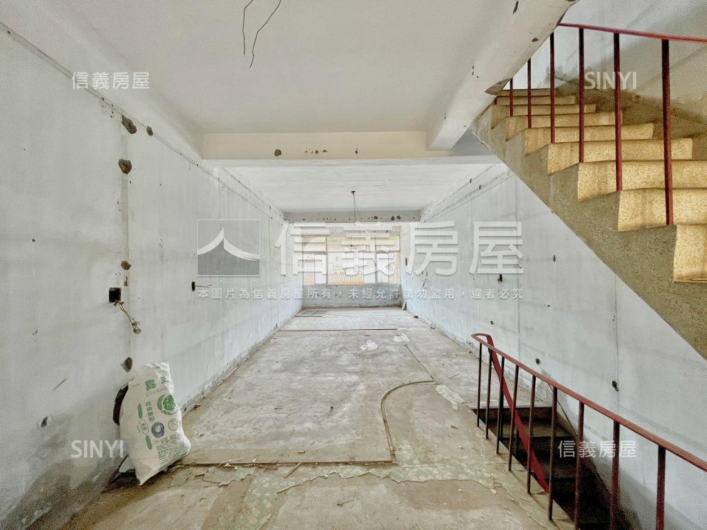 近台積電後勁正路透天店面房屋室內格局與周邊環境