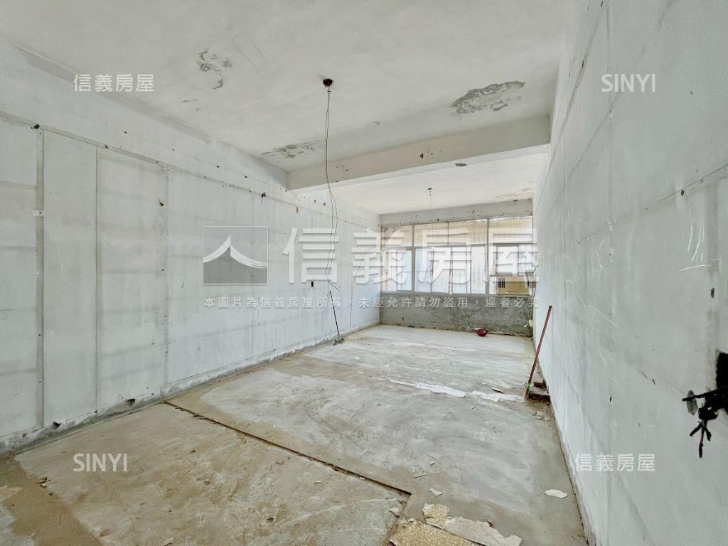 近台積電後勁正路透天店面房屋室內格局與周邊環境