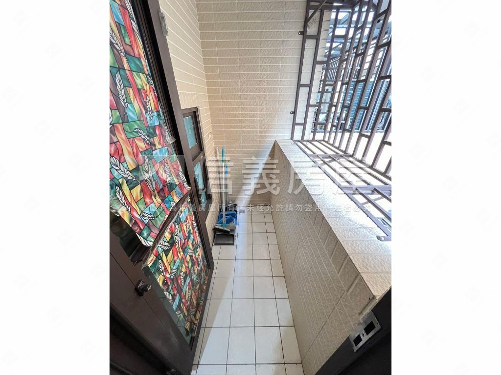 近立新，震後臨路別墅房屋室內格局與周邊環境