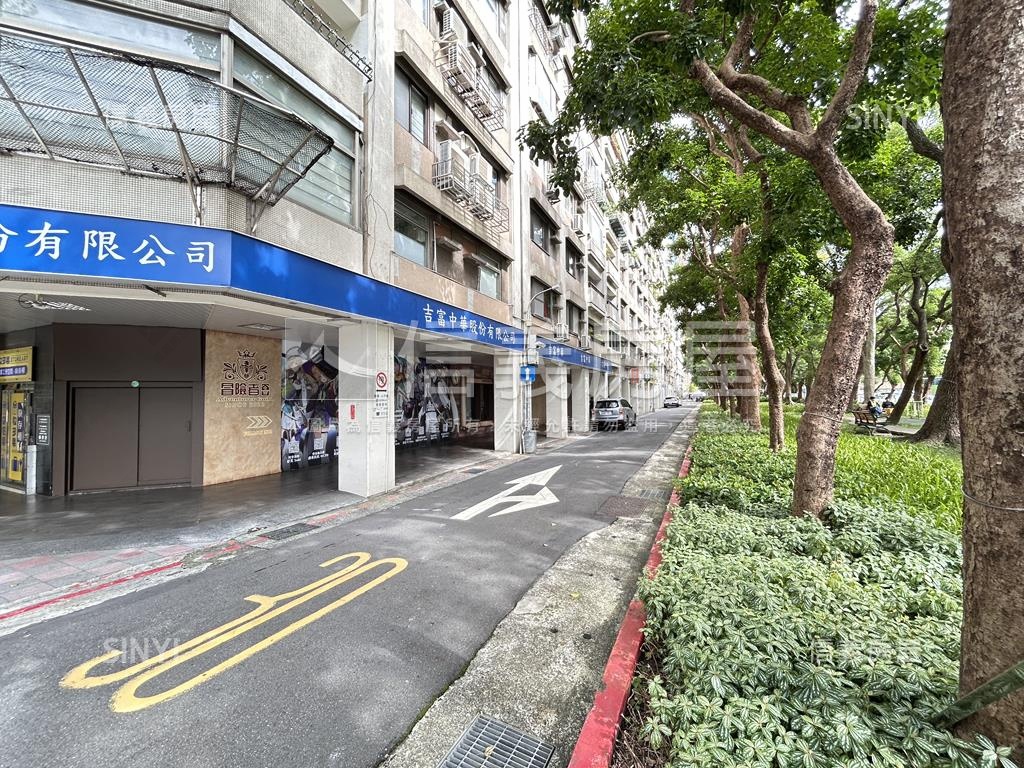 逸仙面寬方正金店面房屋室內格局與周邊環境