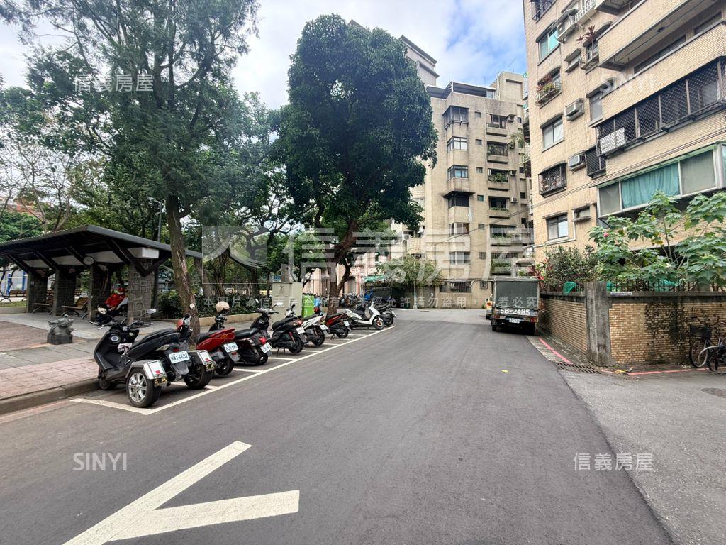客廳可看公園大空間美寓房屋室內格局與周邊環境