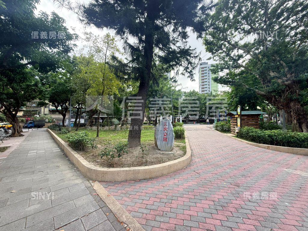 客廳可看公園大空間美寓房屋室內格局與周邊環境