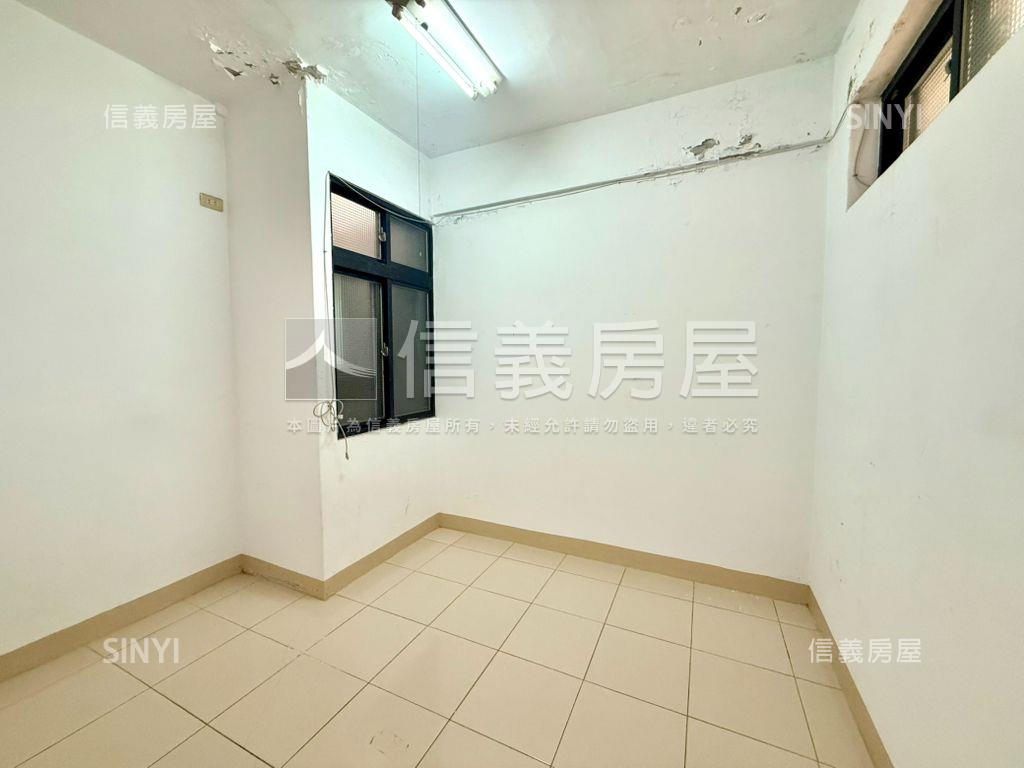 客廳可看公園大空間美寓房屋室內格局與周邊環境