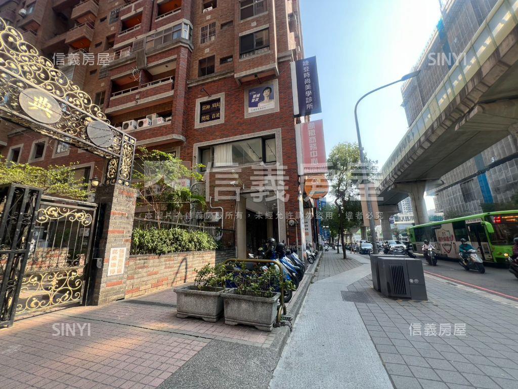 ★文心路★大面寬角間店面房屋室內格局與周邊環境