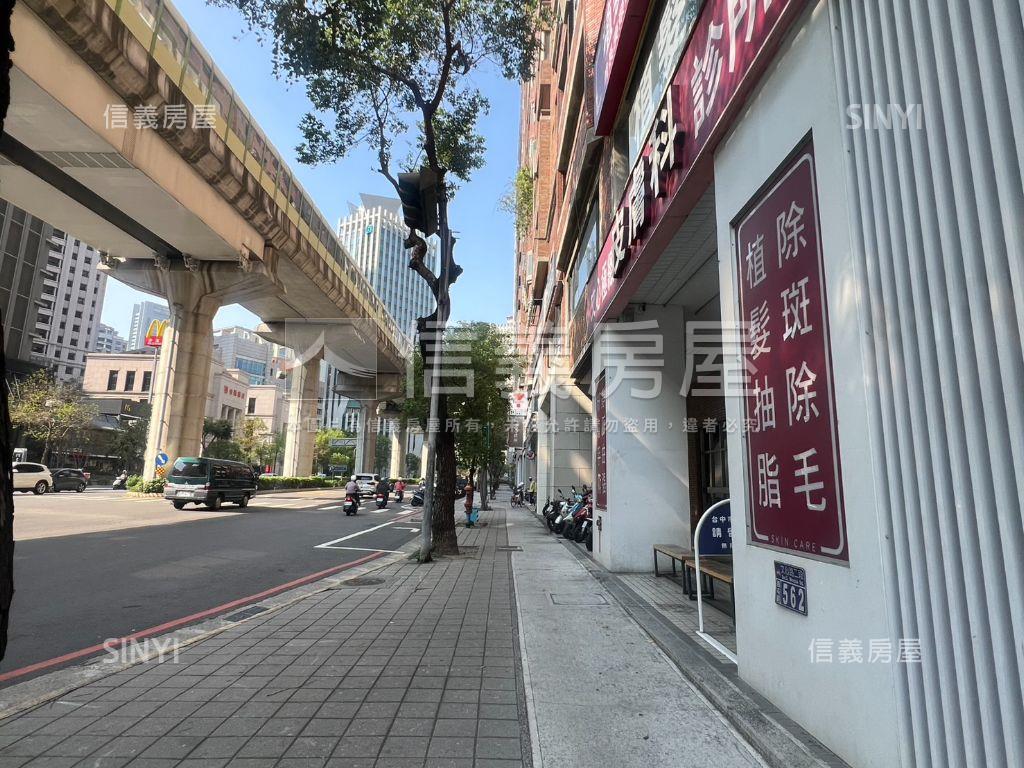 ★文心路★大面寬角間店面房屋室內格局與周邊環境