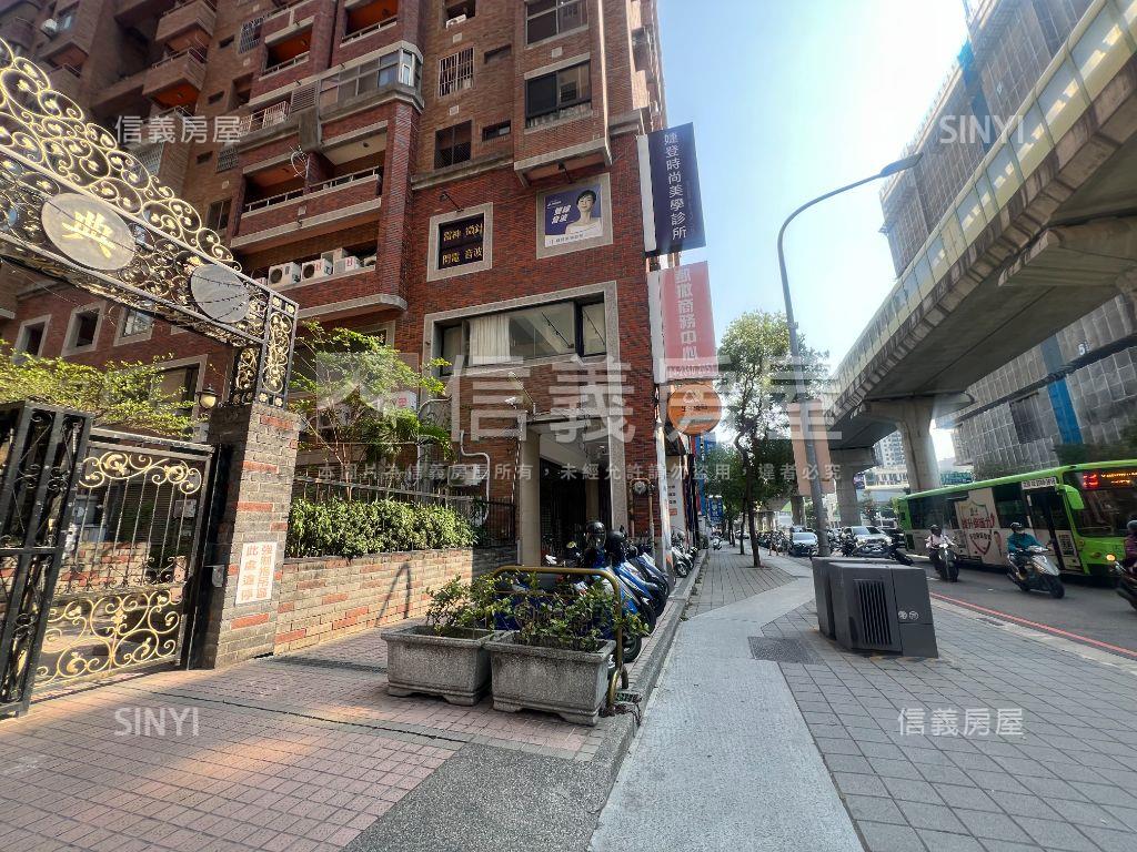 ★文心路★大面寬角間店面房屋室內格局與周邊環境