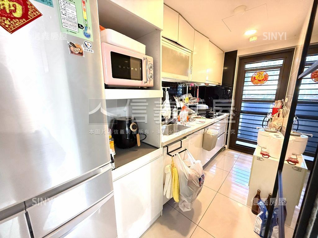 涵萃主臥衛浴有開窗房屋室內格局與周邊環境