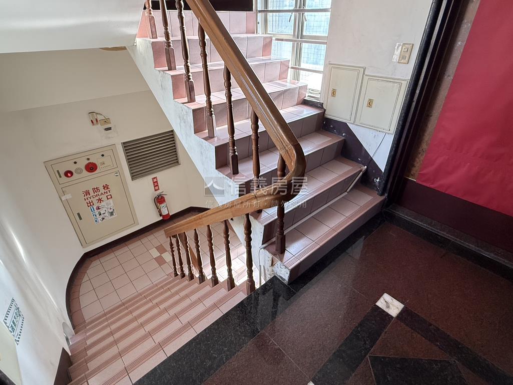 尊皇麗景採光成家六房平車房屋室內格局與周邊環境