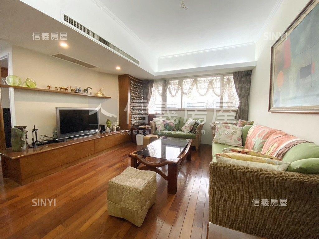 儒林天廈後棟四房車位房屋室內格局與周邊環境