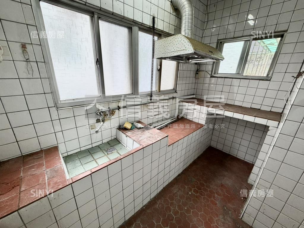 捷運邊間朗日雅築房屋室內格局與周邊環境