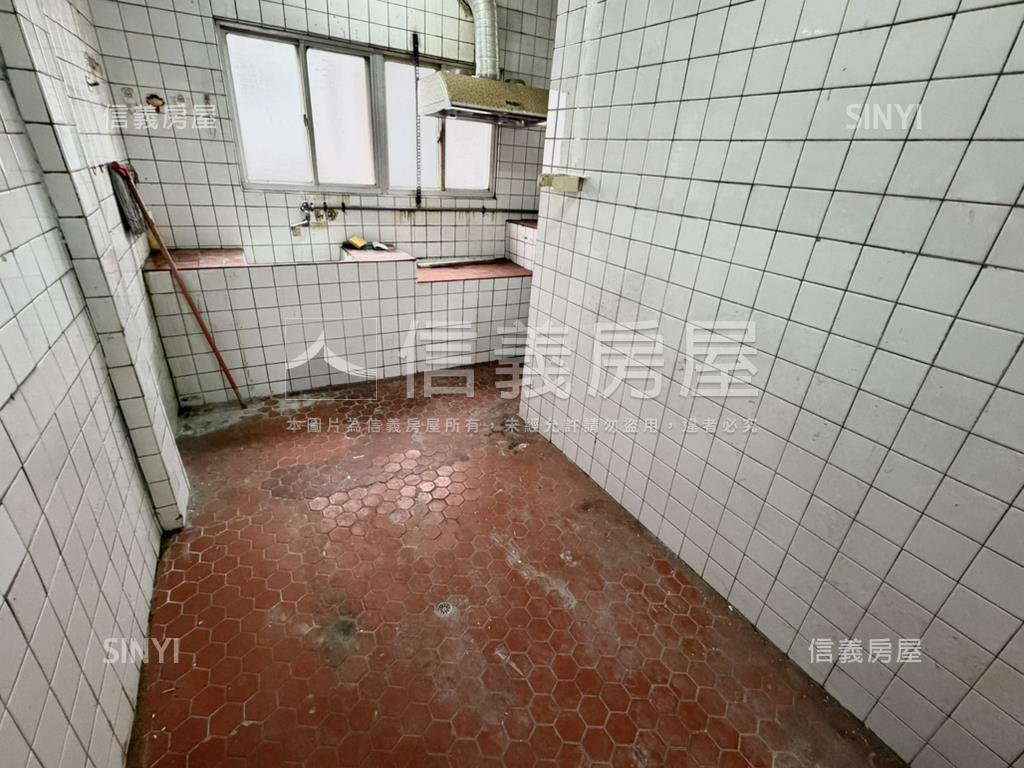 捷運邊間朗日雅築房屋室內格局與周邊環境