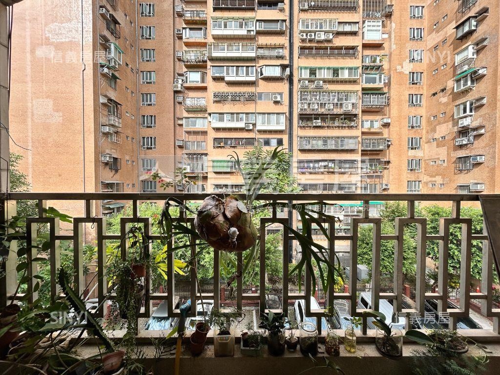 邊間三面採光四房華廈房屋室內格局與周邊環境