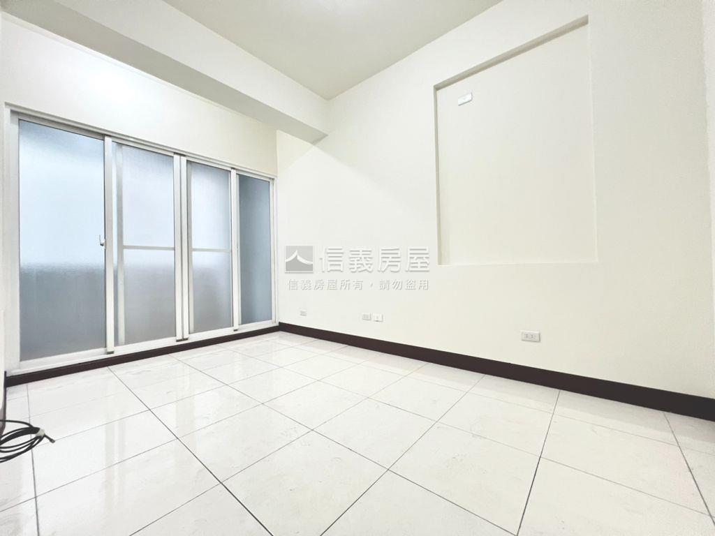近星巴克吃市正路金店面房屋室內格局與周邊環境
