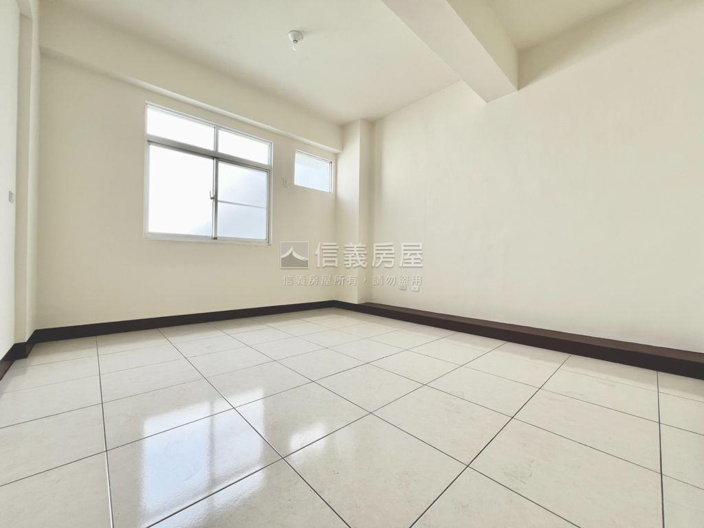 近星巴克吃市正路金店面房屋室內格局與周邊環境