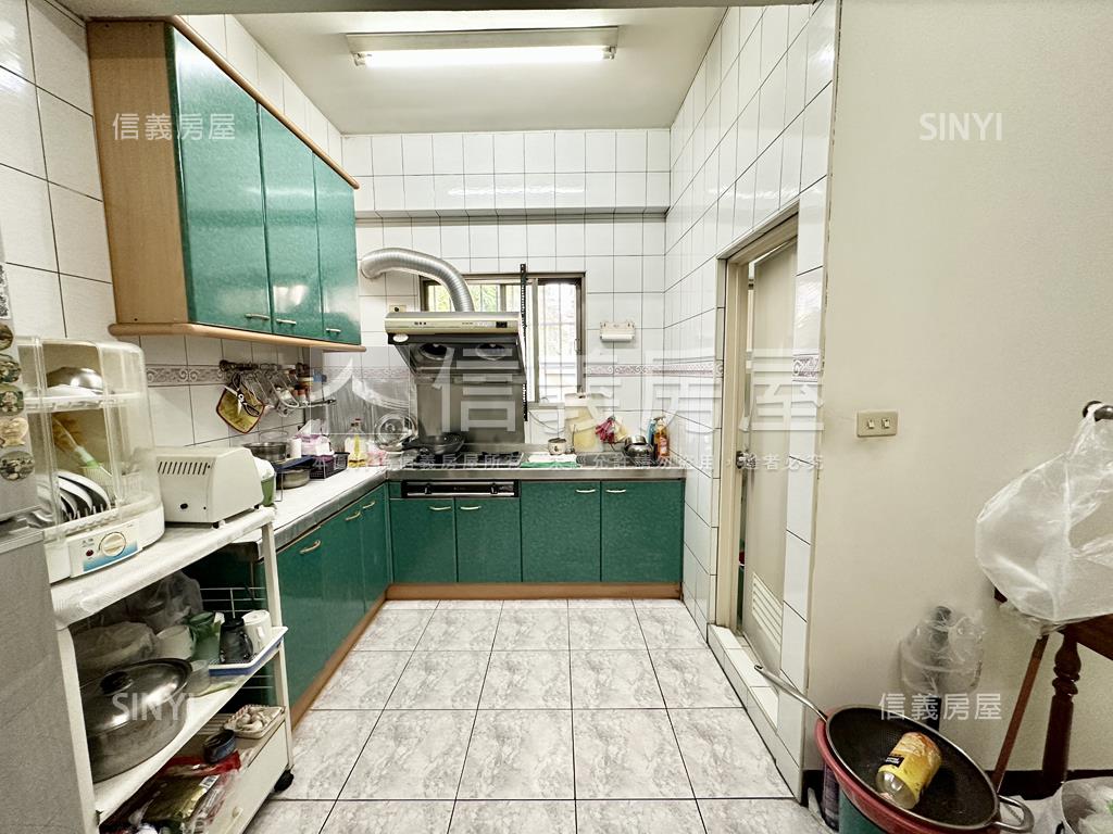 高鐵首排邊間金雞母透店房屋室內格局與周邊環境