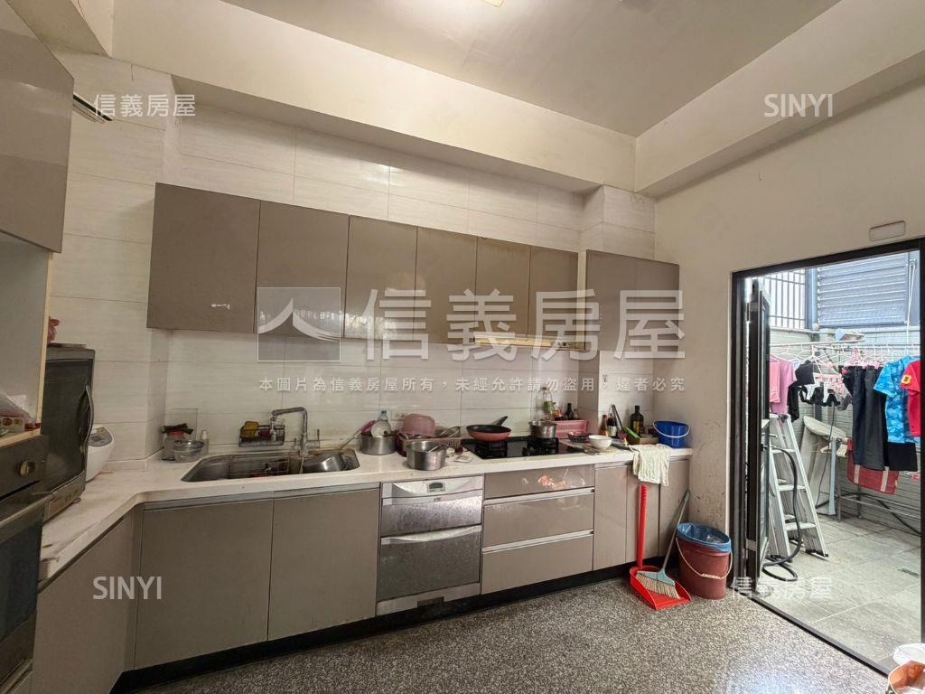 南區約９年大地坪透天房屋室內格局與周邊環境