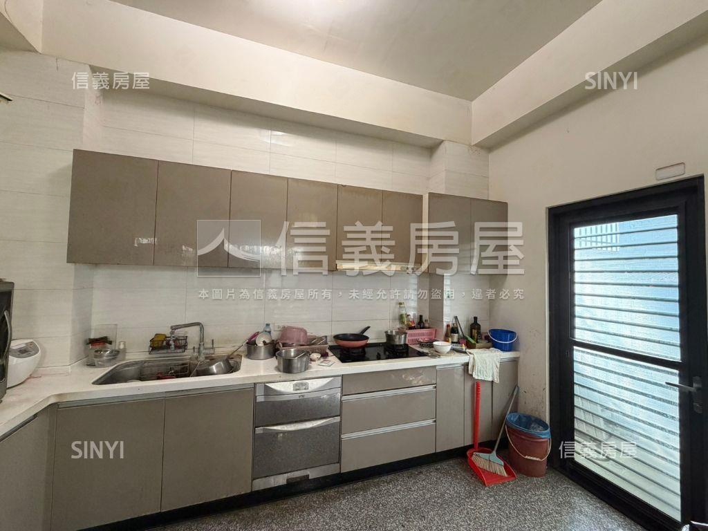 南區約９年大地坪透天房屋室內格局與周邊環境