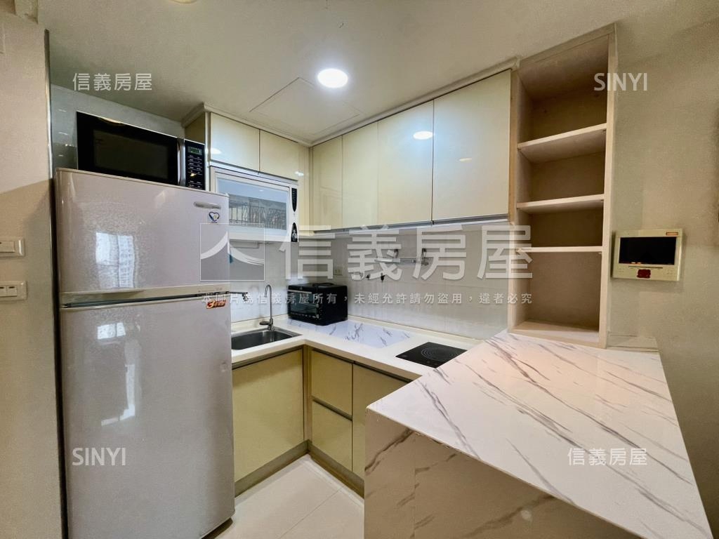 市政凱悅次頂樓配平面車位房屋室內格局與周邊環境