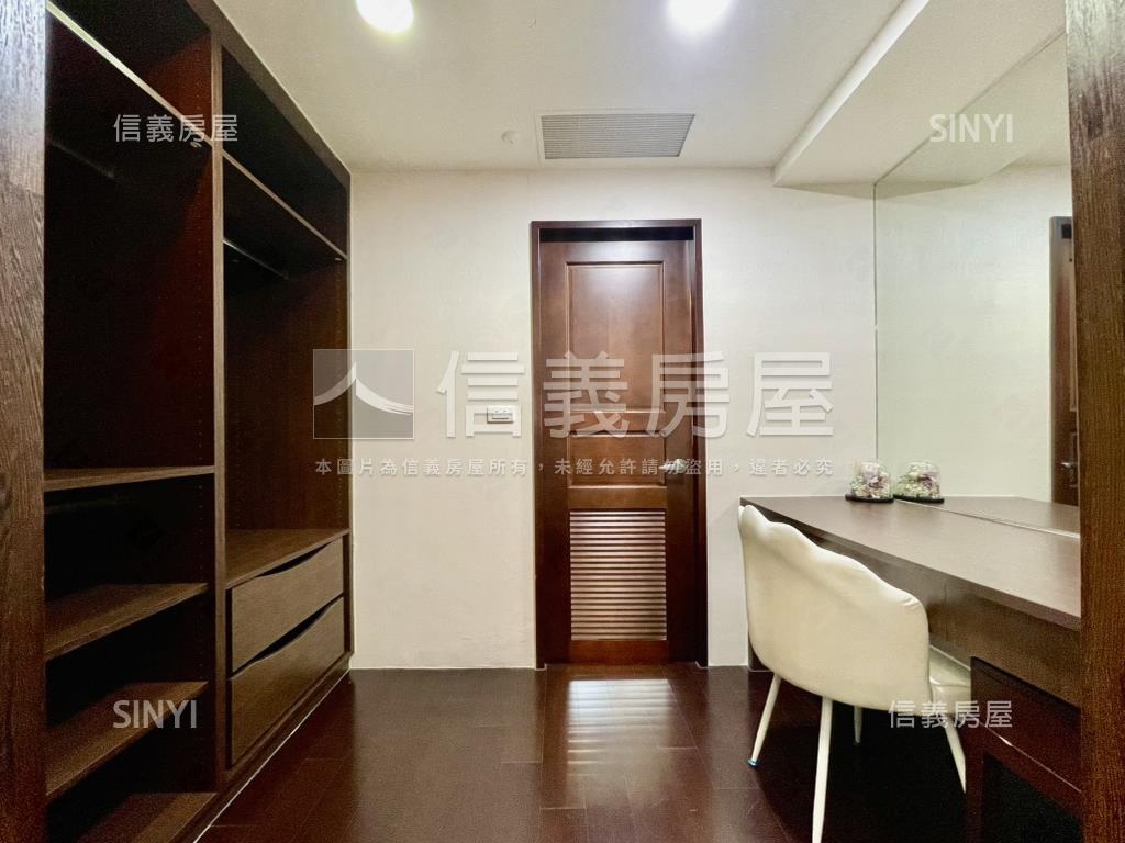 市政凱悅次頂樓配平面車位房屋室內格局與周邊環境