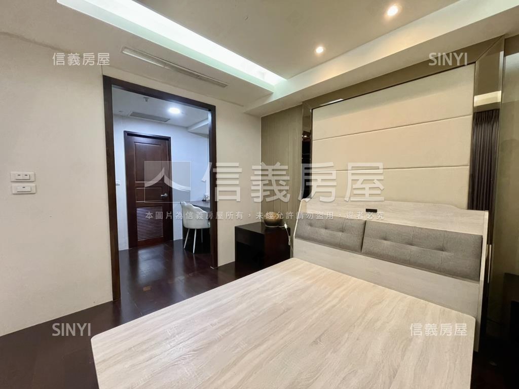 市政凱悅次頂樓配平面車位房屋室內格局與周邊環境