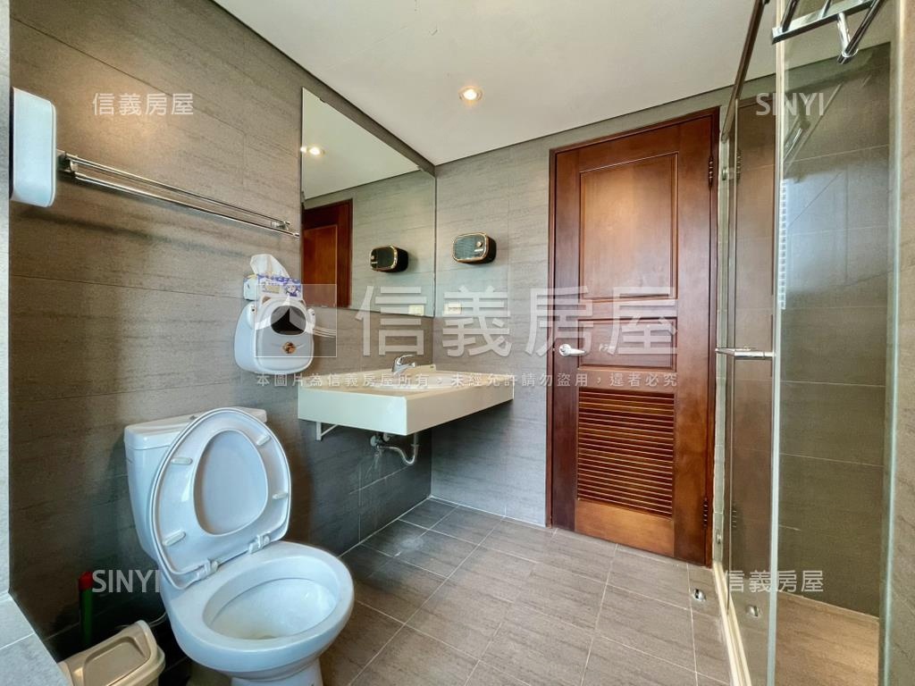 市政凱悅次頂樓配平面車位房屋室內格局與周邊環境